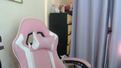 Lovely Laura online show from 10.20.25