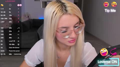 lovelybianca_ online show from 10.17.25