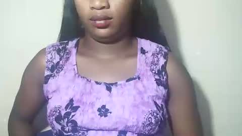 lovelylarra online show from 04.12.26