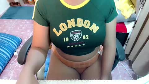 Snapshot of lovelymarish chatting on 10.15.25 lovelymarish online show from 10.15.25
