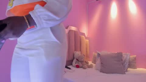 L O V E  online show from 10.01.25