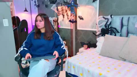 Snapshot of lovequinn_mjs chatting on 10.29.25 Love  online show from 10.29.25