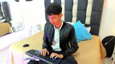 loverisu online show from 02.25.25