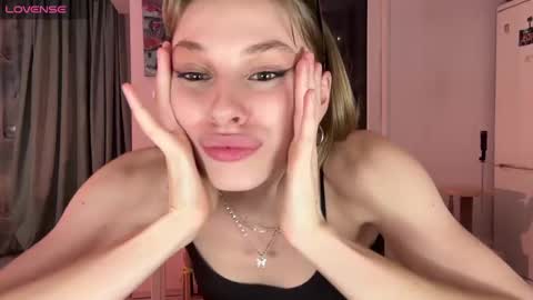 Snapshot of lovesstation chatting on 03.02.25 lovesstation online show from 03.02.25