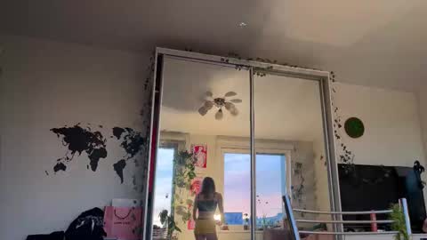 Snapshot of lovesstation chatting on 10.19.25 lovesstation online show from 10.19.25