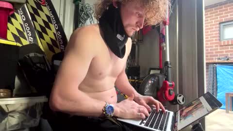 lowkey42011 online show from 10.21.25