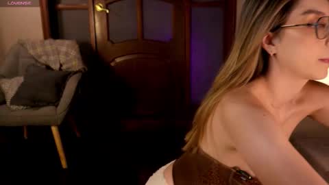 Snapshot of lua_ferch_ chatting on 10.28.25 ---Goys incredible photographs online show from 10.28.25