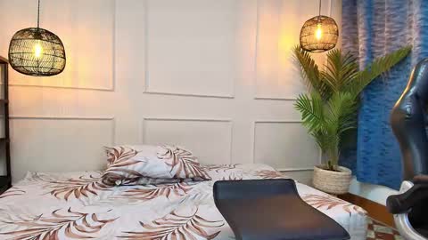 lUAN online show from 10.04.25