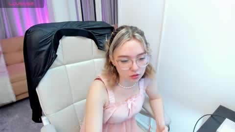 Snapshot of lucia_copper chatting on 10.08.25 lucia_copper online show from 10.08.25