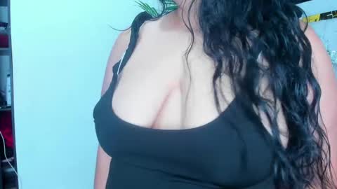 Snapshot of lucia_vonne chatting on 12.15.24 Lucia Vonne online show from 12.15.24
