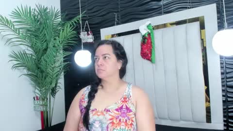 Snapshot of lucia_vonne chatting on 12.27.24 Lucia Vonne online show from 12.27.24