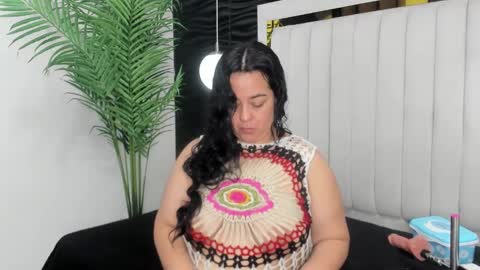 Snapshot of lucia_vonne chatting on 02.11.25 Lucia Vonne online show from 02.11.25