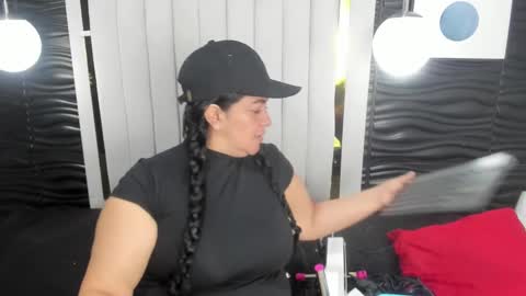 Snapshot of lucia_vonne chatting on 02.19.25 Lucia Vonne online show from 02.19.25