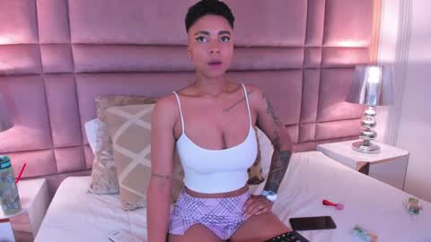 Snapshot of luciawallace chatting on 02.18.25 lucia wallace online show from 02.18.25