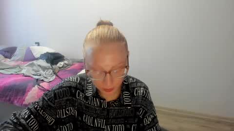 Snapshot of lucky_licky20 chatting on 12.11.24 lucky_licky20 online show from 12.11.24