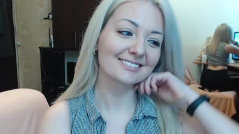 Snapshot of luckyshotgirl chatting on 04.22.26 LuckyShot online show from 04.22.26