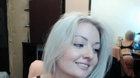Snapshot of luckyshotgirl chatting on 05.09.26 LuckyShot online show from 05.09.26