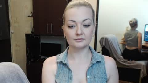 Snapshot of luckyshotgirl chatting on 06.25.26 LuckyShot online show from 06.25.26