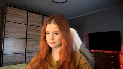 Snapshot of lucretiareisen chatting on 04.06.26 EmmaEmbers online show from 04.06.26