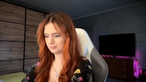 Snapshot of lucretiareisen chatting on 04.08.26 EmmaEmbers online show from 04.08.26