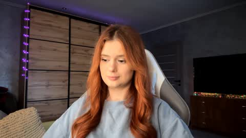 Snapshot of lucretiareisen chatting on 04.09.26 EmmaEmbers online show from 04.09.26