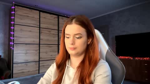 Snapshot of lucretiareisen chatting on 04.10.26 EmmaEmbers online show from 04.10.26