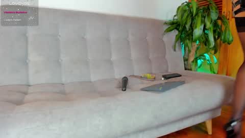 Snapshot of lucy__77 chatting on 01.27.25 Hello my name is Lucy nice to meet you thumb up is important for me kisses online show from 01.27.25