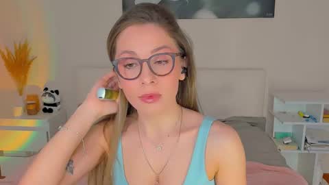 Snapshot of lucy__ray chatting on 12.24.24 lucy__ray online show from 12.24.24