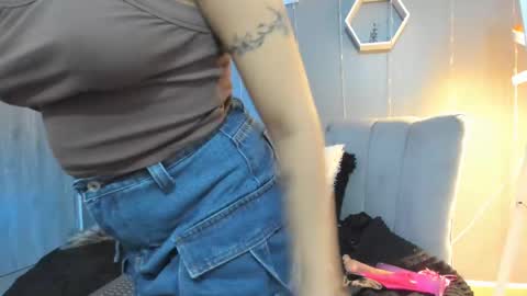 Snapshot of lucy_harris_ chatting on 02.20.25 lucy_harris_ online show from 02.20.25