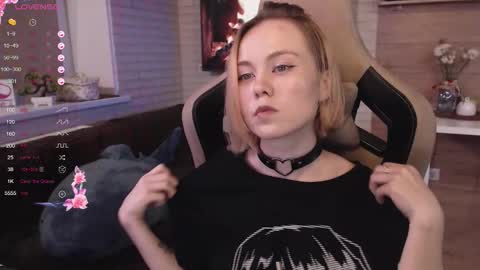 Snapshot of lucy_mirror chatting on 09.09.25 Lucy online show from 09.09.25