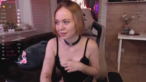 Snapshot of lucy_mirror chatting on 09.11.25 Lucy online show from 09.11.25