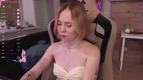 Snapshot of lucy_mirror chatting on 09.17.25 Lucy online show from 09.17.25