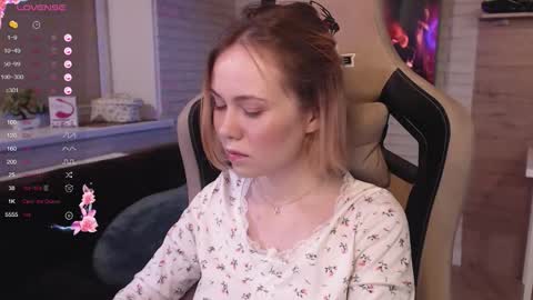 Snapshot of lucy_mirror chatting on 10.09.25 Lucy online show from 10.09.25