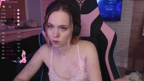 Snapshot of lucy_mirror chatting on 11.05.25 Lucy online show from 11.05.25