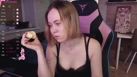 Snapshot of lucy_mirror chatting on 11.10.25 Lucy online show from 11.10.25