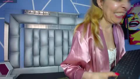 Snapshot of lucy_ny chatting on 09.12.25  SleepyAbuela online show from 09.12.25