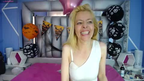 Snapshot of lucy_ny chatting on 10.28.25  SleepyAbuela online show from 10.28.25