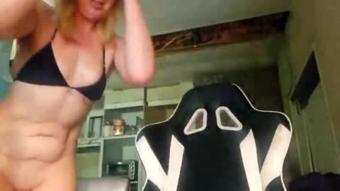 Lucy Loves Lookers online show from 05.04.26