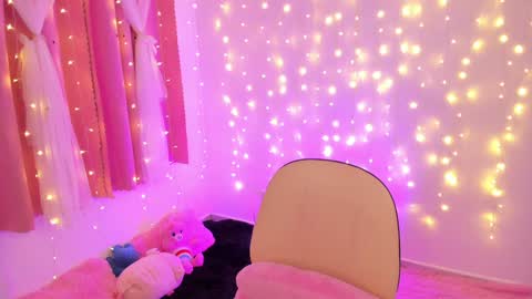 Snapshot of lucyy_peach chatting on 01.22.25 LUCYY FROM HOME online show from 01.22.25