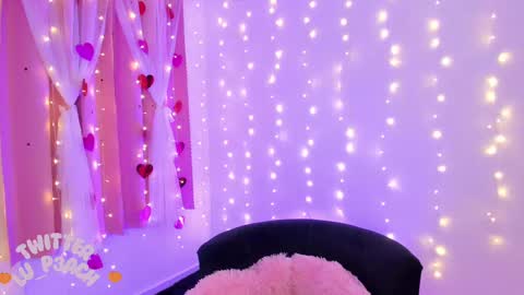 Snapshot of lucyy_peach chatting on 02.21.25 LUCYY FROM HOME online show from 02.21.25