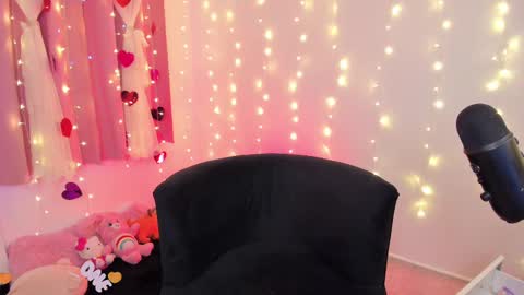 Snapshot of lucyy_peach chatting on 02.22.25 LUCYY FROM HOME online show from 02.22.25