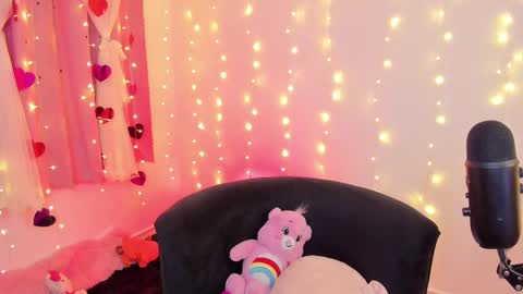 Snapshot of lucyy_peach chatting on 02.25.25 LUCYY FROM HOME online show from 02.25.25