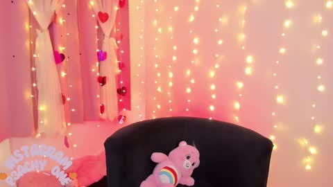 Snapshot of lucyy_peach chatting on 02.25.25 LUCYY FROM HOME online show from 02.25.25