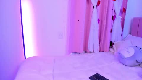 Snapshot of lucyy_peach chatting on 10.04.25 LUCYY FROM HOME online show from 10.04.25