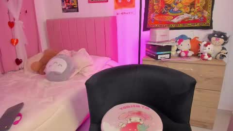 Snapshot of lucyy_peach chatting on 10.17.25 LUCYY FROM HOME online show from 10.17.25