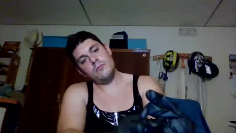 Snapshot of luis2423 chatting on 10.21.25 A slave to the mistress.. un esclavo para las amas dominantes. online show from 10.21.25
