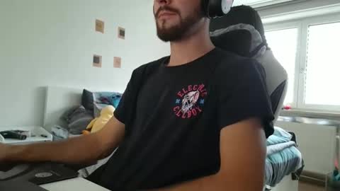 Snapshot of lukasschoetz chatting on 09.28.25 lukasschoetz online show from 09.28.25