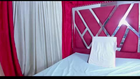 Snapshot of luna021_1 chatting on 10.04.25 Luna  online show from 10.04.25