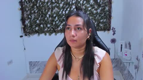 Snapshot of luna021_1 chatting on 10.11.25 Luna  online show from 10.11.25