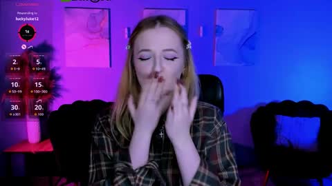 luna_berryy online show from 04.01.26